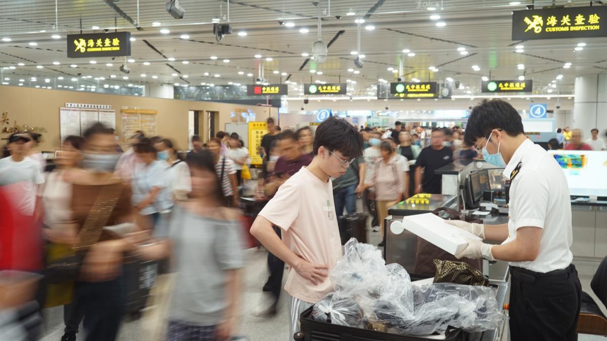 Gongbei Port in Guangdong sees summer travel surge