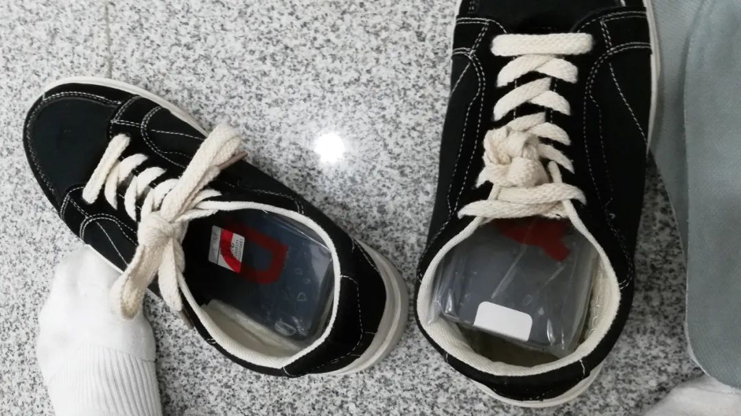 又臭又硬！旅客进境步伐僵硬，海关一查鞋底藏8台手机