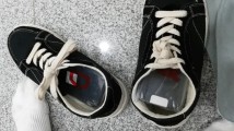 又臭又硬!旅客进境步伐僵硬,海关一查鞋底藏8台手机 又臭又硬!旅客进境步伐僵硬,海关一查鞋底藏8台手机