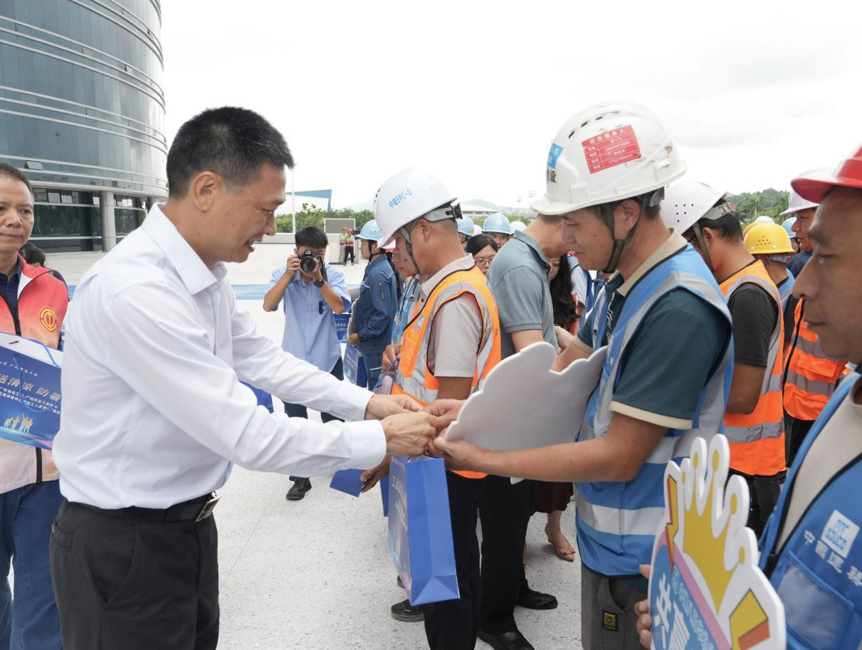 广东省总工会夏季“送清凉”活动走进十五运会场馆建设一线
