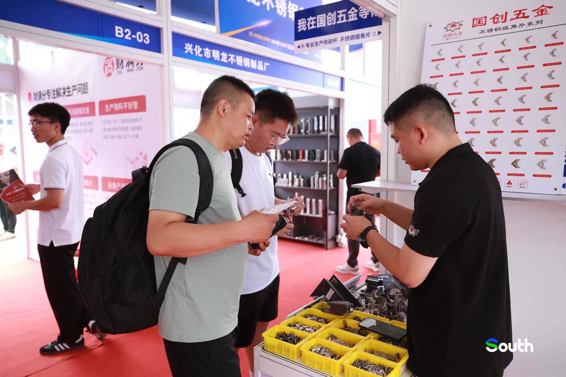 Purchasers made on-site inquiries about prices. 受访者供图