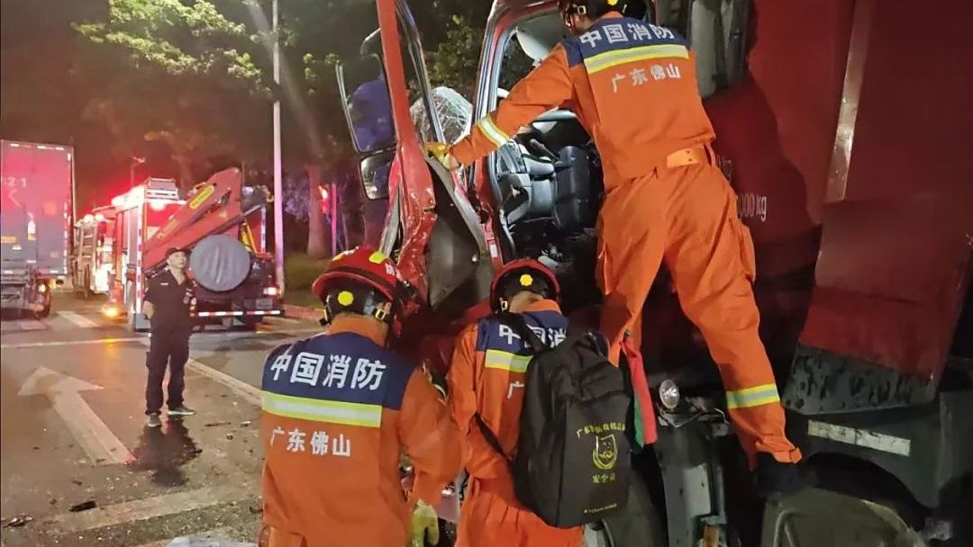 “师傅，坚持住！” 事发佛山！消防员急速救援被困司机