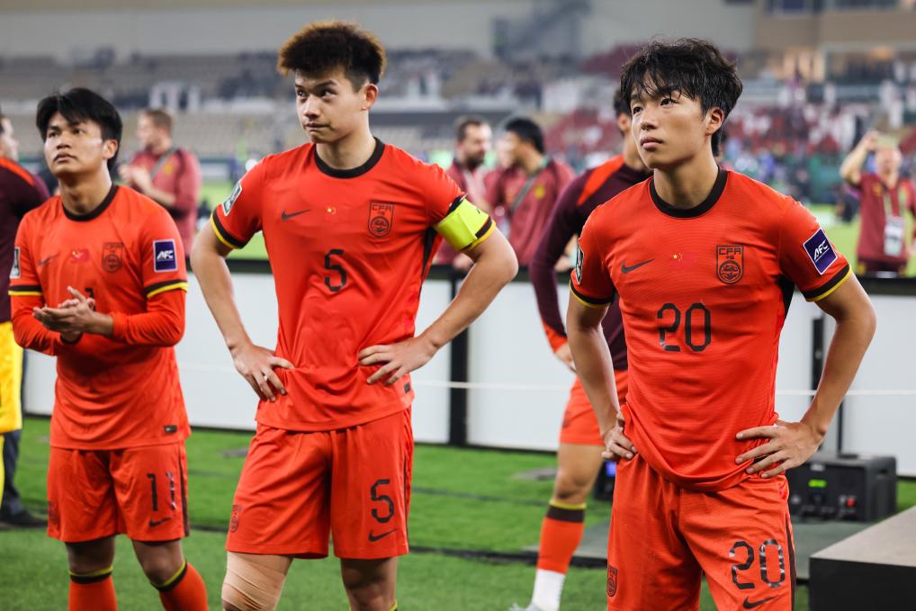 1月24日,中国队球员蒯纪闻、刘浩帆、李镇全(从左至右)在赛后。新华社记者 王海洲 摄