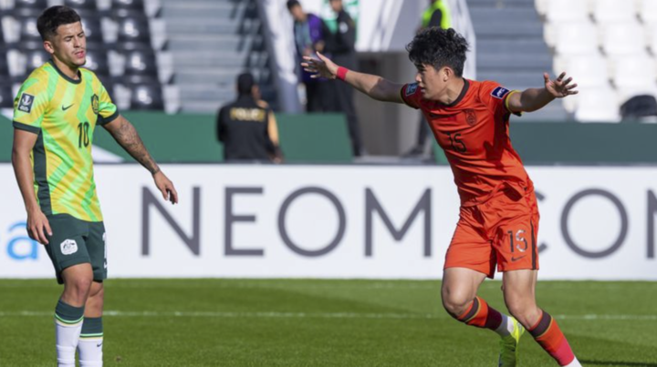 1月11日,彭啸(右)在比赛中庆祝进球。图片来自亚足联官网