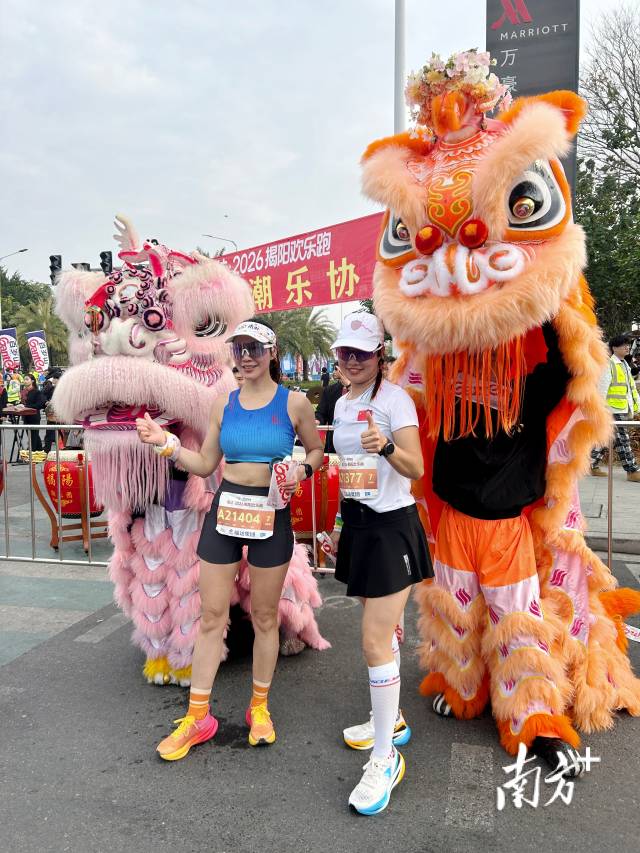 选手与舞狮合影。 选手与舞狮合影。