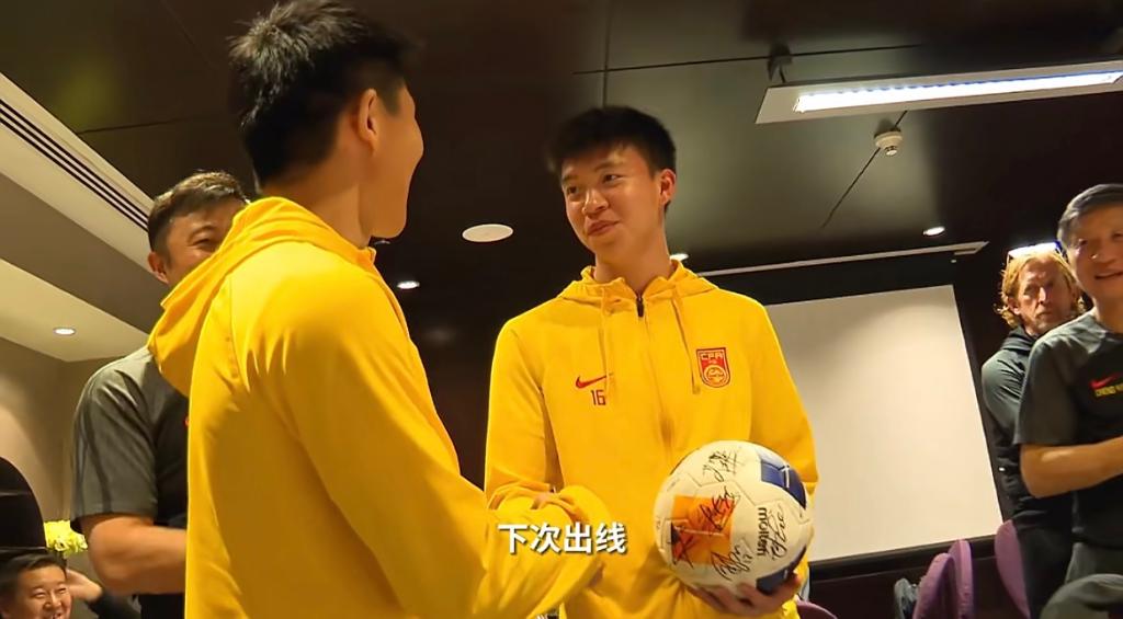 2024年卡塔尔U23亚洲杯,时任U23国足队长陶强龙将全队签名球送给王钰栋。(视频截图)