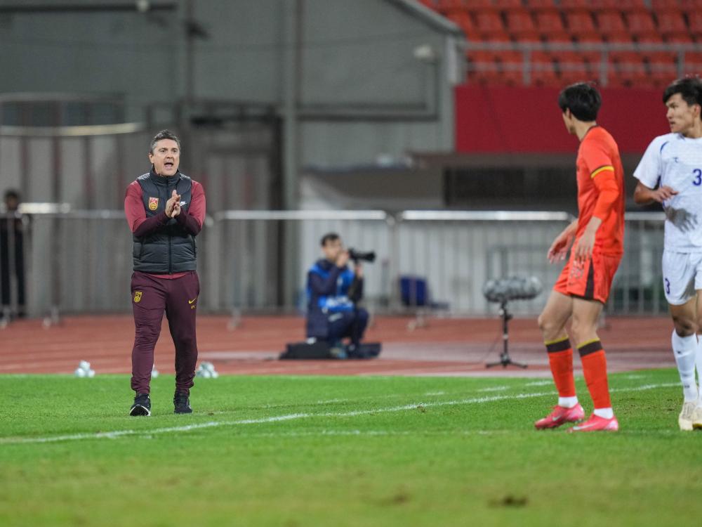 2025年11月18日,中国队主教练安东尼奥(左)在比赛中指挥。当日,在四川成都举行的2025CFA中国之队·熊猫杯国际足球锦标赛中,中国U22国家男子足球队主场0:0战平乌兹别克斯坦U22国家男子足球队。新华社记者 王曦 摄