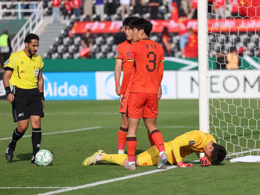 1月14日,中国队门将李昊(下)在比赛中倒地。当日,在沙特阿拉伯利雅得举行的2026年亚足联U23男足亚洲杯D组最后一轮比赛中,中国队0:0战平泰国队。新华社记者 王海洲 摄