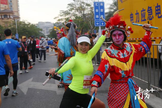 选手体验英歌。 选手体验英歌。