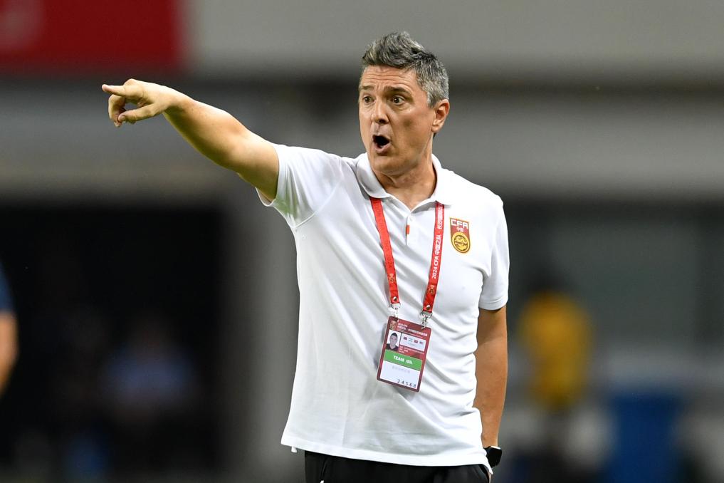 2024年9月7日,中国队主教练安东尼奥在比赛中指挥。当日,在湖南长沙举行的2024CFA中国之队长沙国际足球邀请赛中,中国U21男子足球队1:0战胜马来西亚U20男子足球队。新华社记者 陈振海 摄