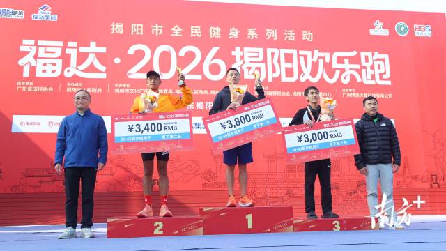 揭阳市委常委、宣传部部长刘波(左)为获奖选手颁奖。 揭阳市委常委、宣传部部长刘波(左)为获奖选手颁奖。