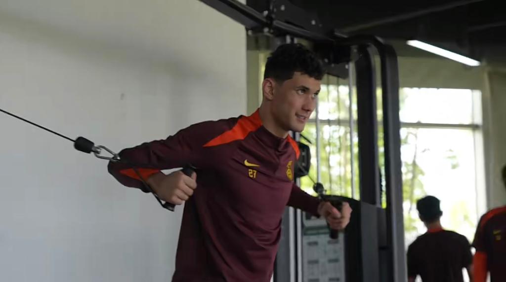 U23国足队员拜合拉木在集训中进行力量训练。(视频截图)