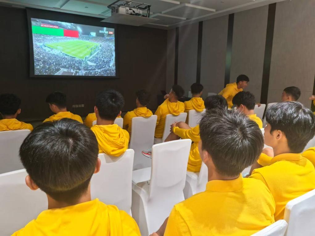 U21国足集体观看美加墨世界杯亚洲区预选赛18强赛中国队客场对阵日本队的比赛转播。