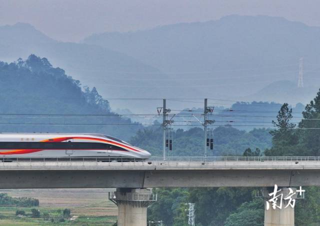 广湛高铁列车在云浮新兴县群山中行驶。南方+记者 张令 摄 广湛高铁列车在云浮新兴县群山中行驶。南方+记者 张令 摄