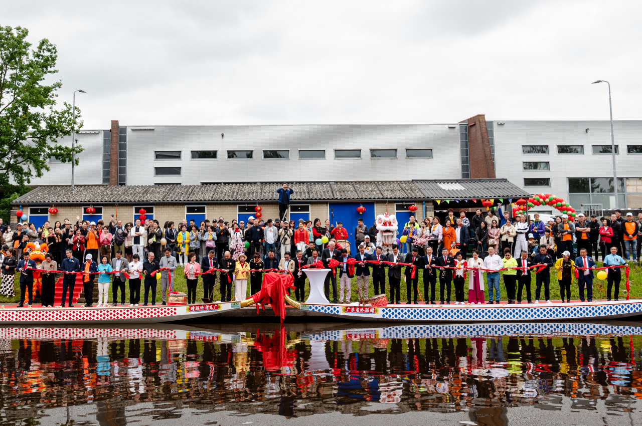 荷兰华人龙舟训练基地启动仪式在端午节来临之际举办。（全荷华人社团联合会 供图）