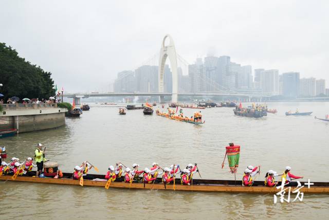 6月6日上午9时，广州天河区石牌等村子的龙舟队集合，准备出发前往探亲。