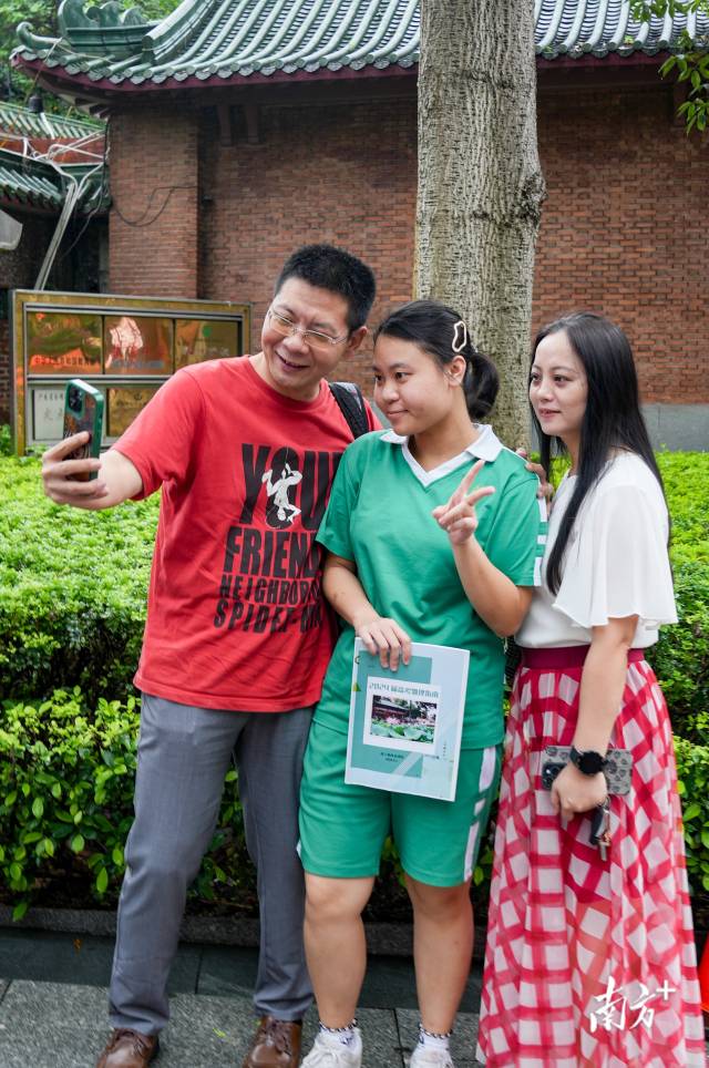 6月8日上午8时许，高考第二天，广州执信中学考点，考生陆续进入考场。