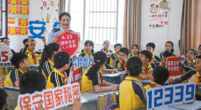 图为4月15日，在广西壮族自治区兴业县一所小学内，公安民警为学生们讲解国家安全相关知识。
新华社记者 曹祎铭摄