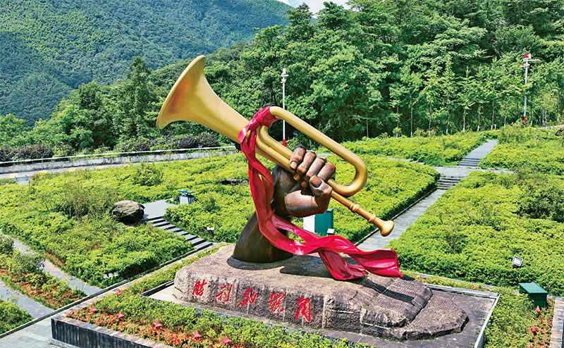 井冈山，是中国革命的摇篮。图为2023年6月28日在井冈山拍摄的“胜利的号角”雕塑。 新华社记者 万象/摄