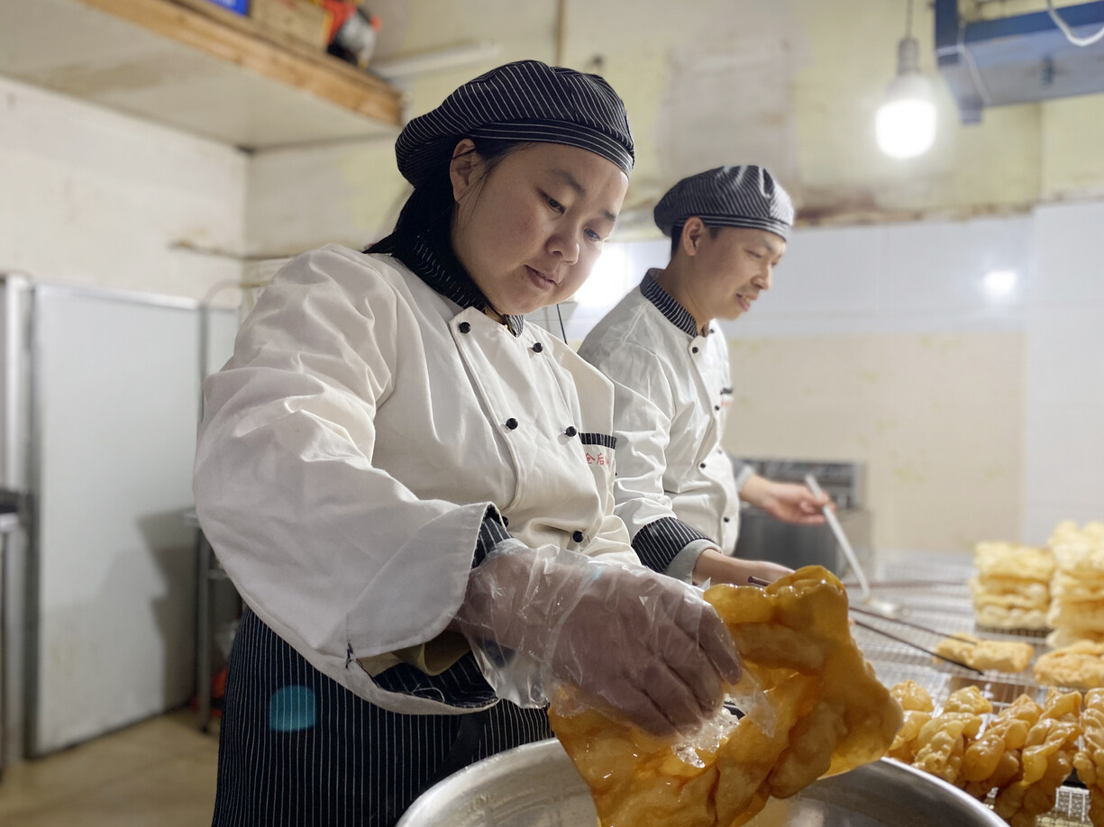 “甜栈”店主何妹与她的丈夫周盟一起开店创业。资料图 清远日报记者 肖阳 摄