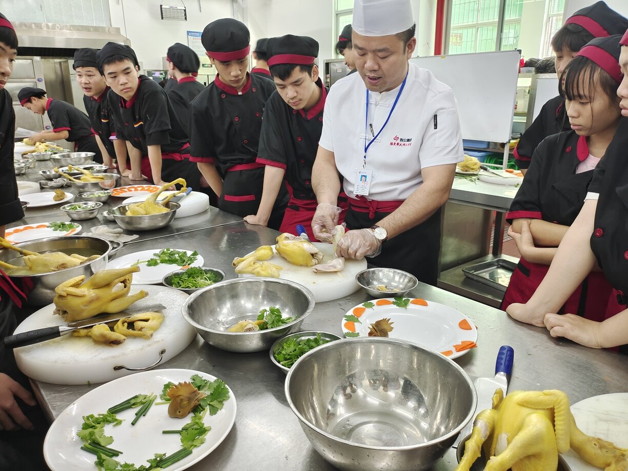 清遠市技師學院粵菜師傅培訓基地,學員在學習中式烹飪. (資料圖)