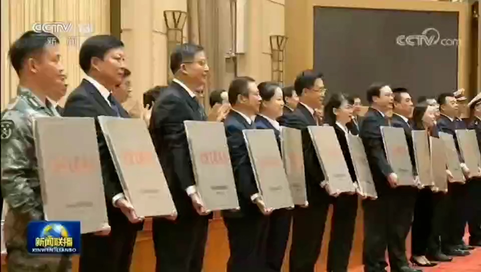 2020年11月，李伟美代表连队赴京领奖。画面来源：新闻联播