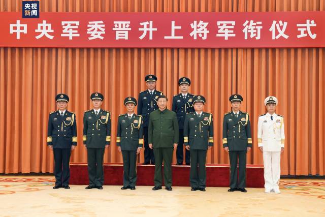 △7月31日，中央军委晋升上将军衔仪式在北京八一大楼举行。中央军委主席习近平出席晋衔仪式。这是习近平等领导同志同晋升上将军衔的军官合影。