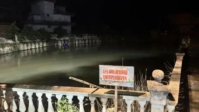 江西彭泽一幼儿园车辆落水8人遇难，附近村民：道路湿滑，下坡有弯道