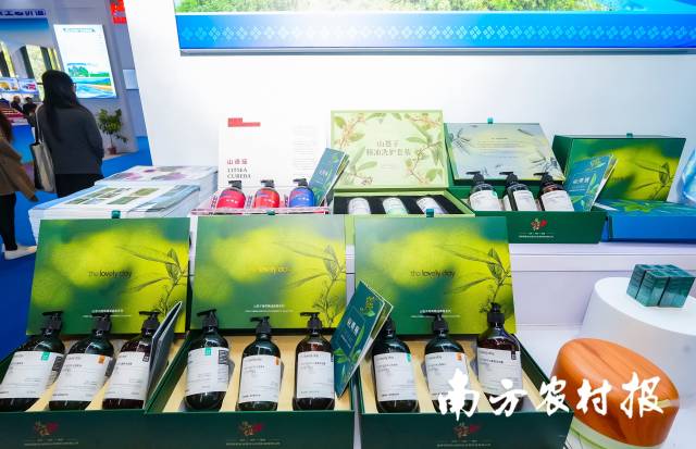 以山苍子为原材料加工的洗护套装香气袭人。