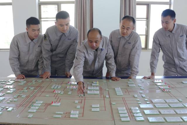 控制系统人员利用电路沙盘现场教学 控制系统人员利用电路沙盘现场教学