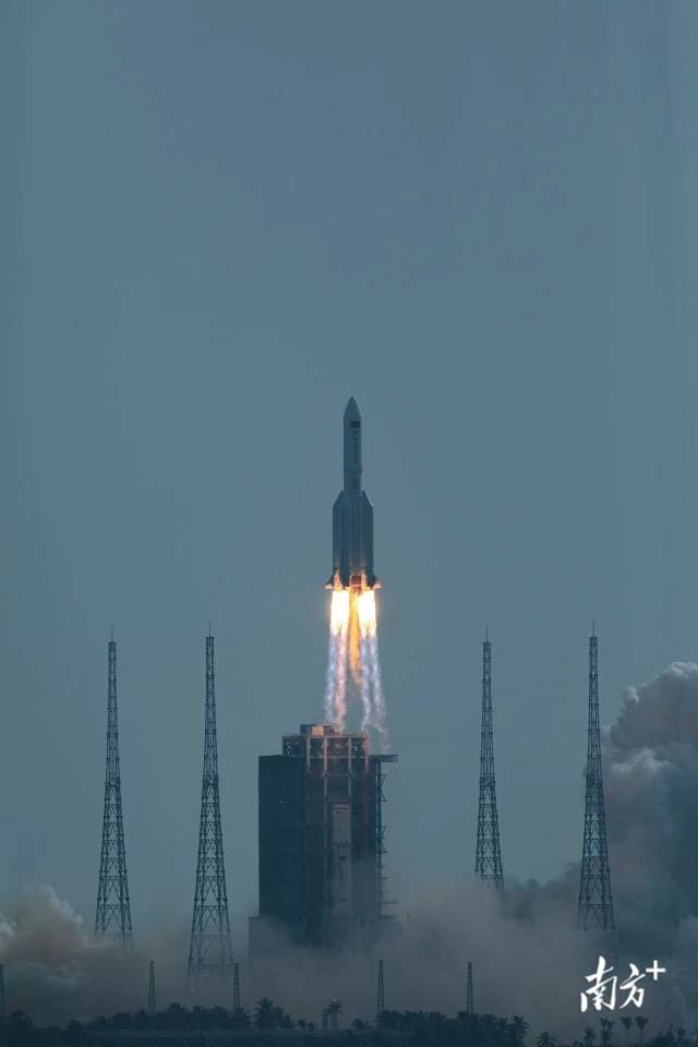 2022年10月31日，搭载着梦天实验舱的长征五号B遥四运载火箭在海南文昌点火升空。摄影 南方日报、南方+记者 吴明