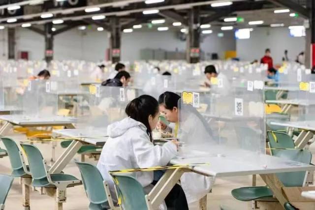 富士康园区正在陆续恢复员工餐厅堂食 富士康园区正在陆续恢复员工餐厅堂食