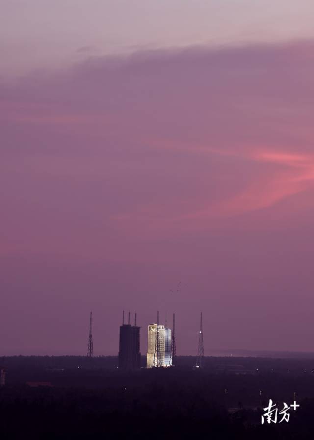 发射在即,梦天实验舱和长征五号B遥四运载火箭组合体伫立海边。 发射在即,梦天实验舱和长征五号B遥四运载火箭组合体伫立海边。
