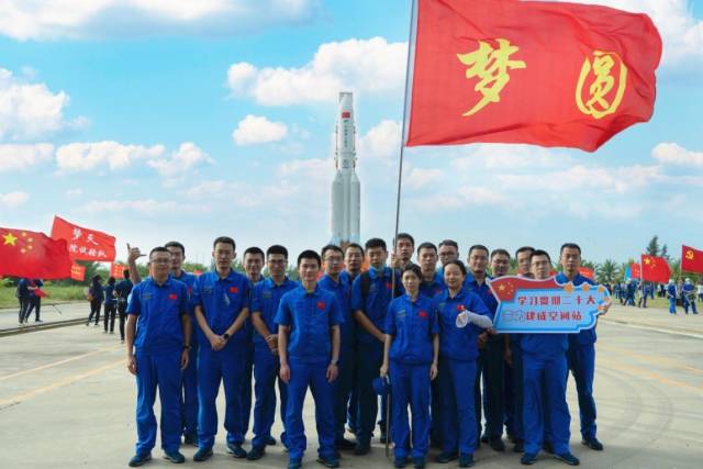 控制系统科技人员在梦天实验舱转场现场