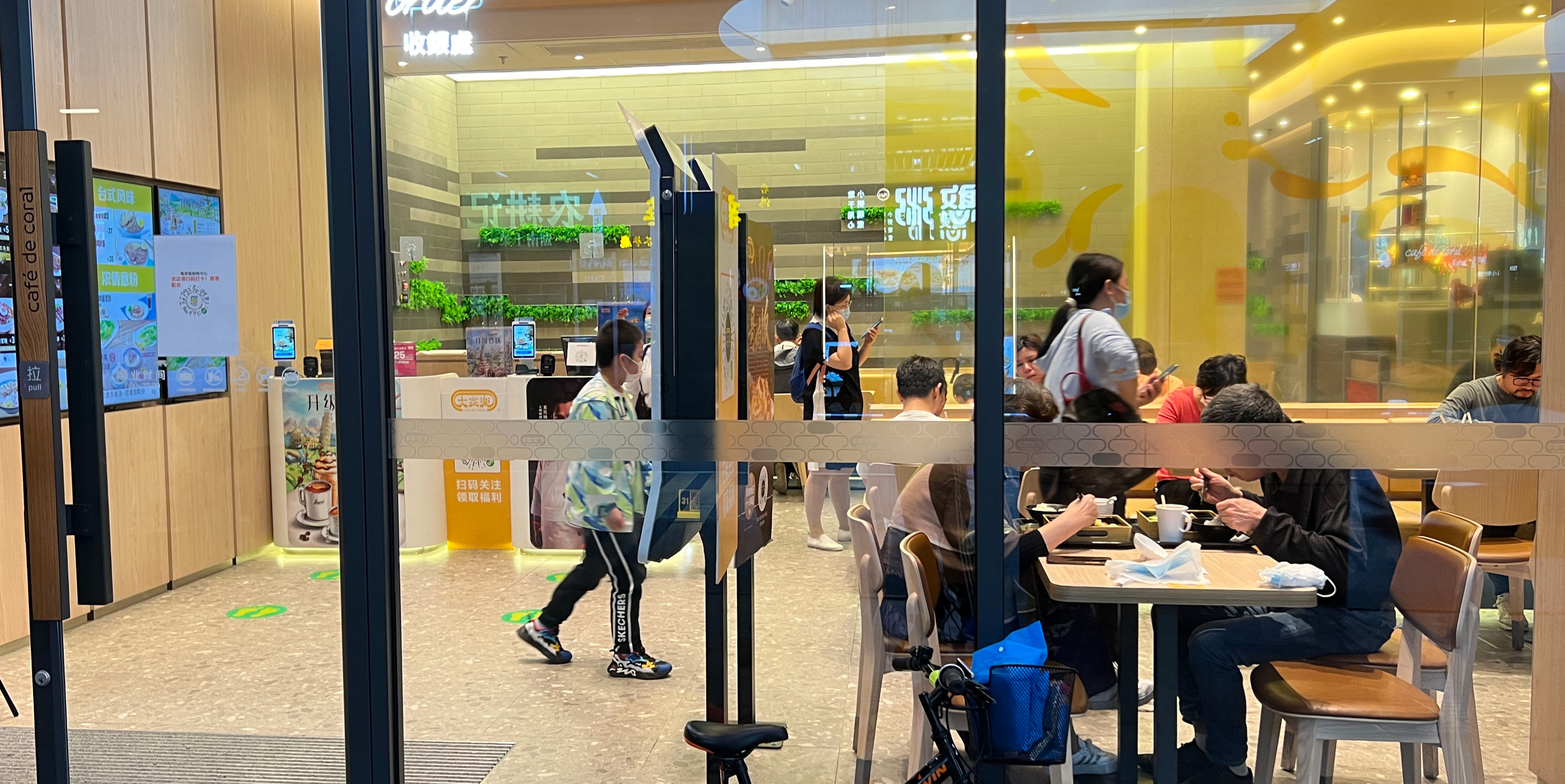 More Guangzhou districts lift restrictions, dine-in services back