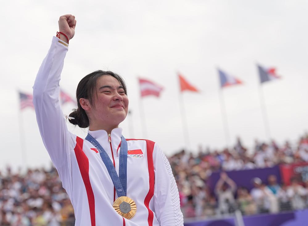 7月31日，在巴黎奥运会自由式小轮车女子公园赛决赛中，中国选手邓雅文获得冠军。新华社记者 李一博 摄