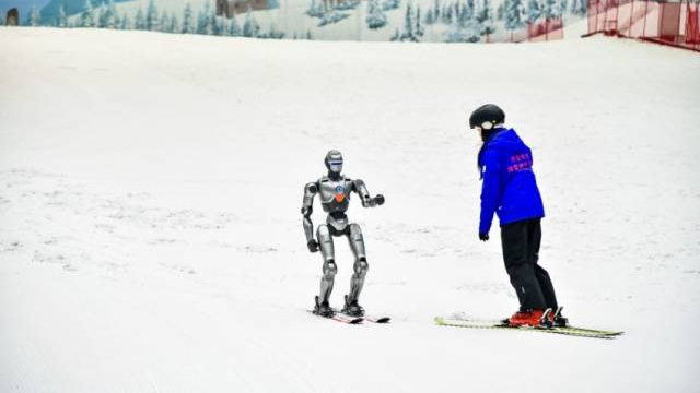 Robots hit the slopes: Guangzhou's Huadu launches GBA Ice and Snow Season activities