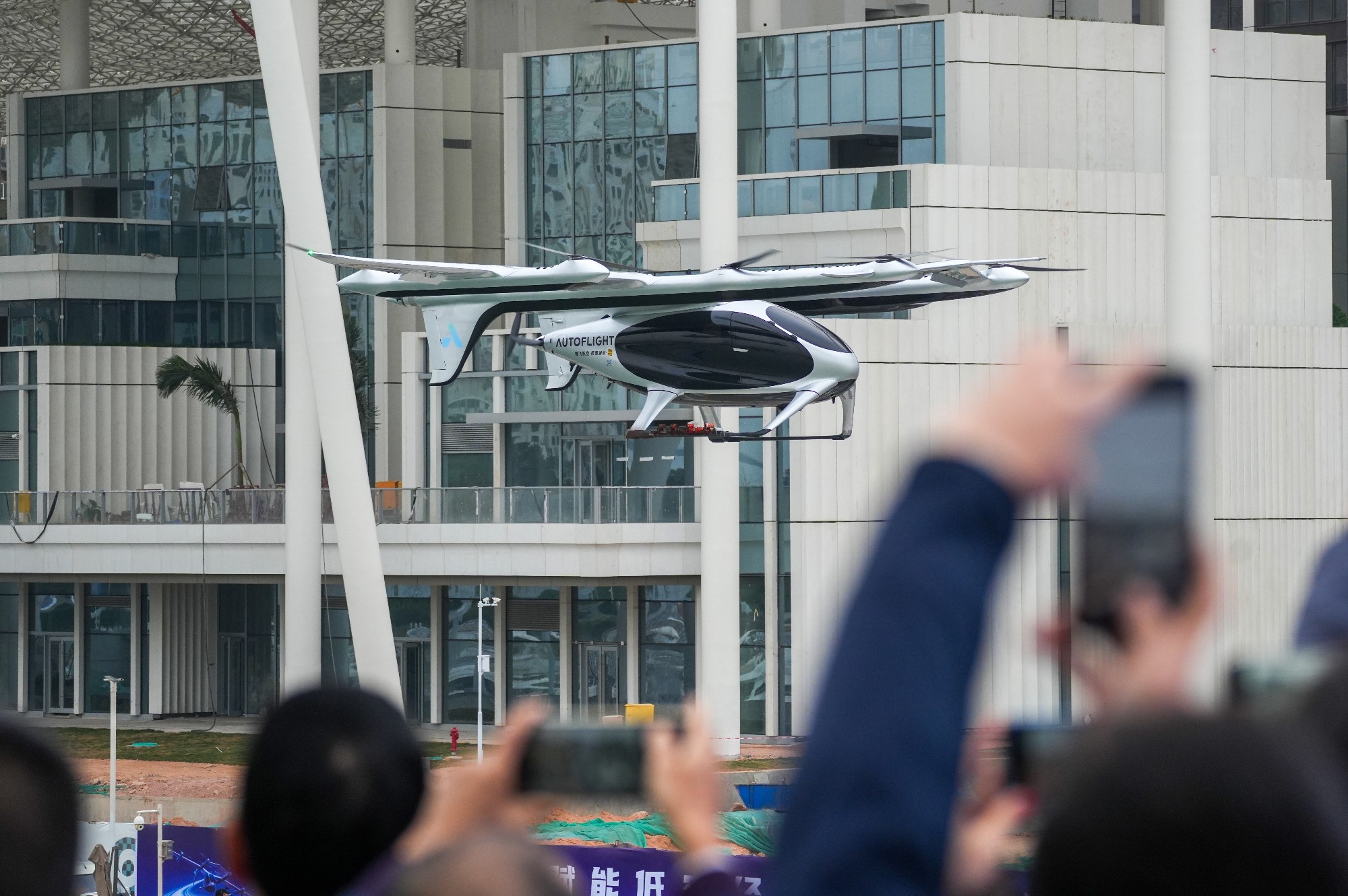 今年2月，全球首条跨海跨城电动垂直起降航空器在深圳、珠海成功试航。摄影：钱文攀