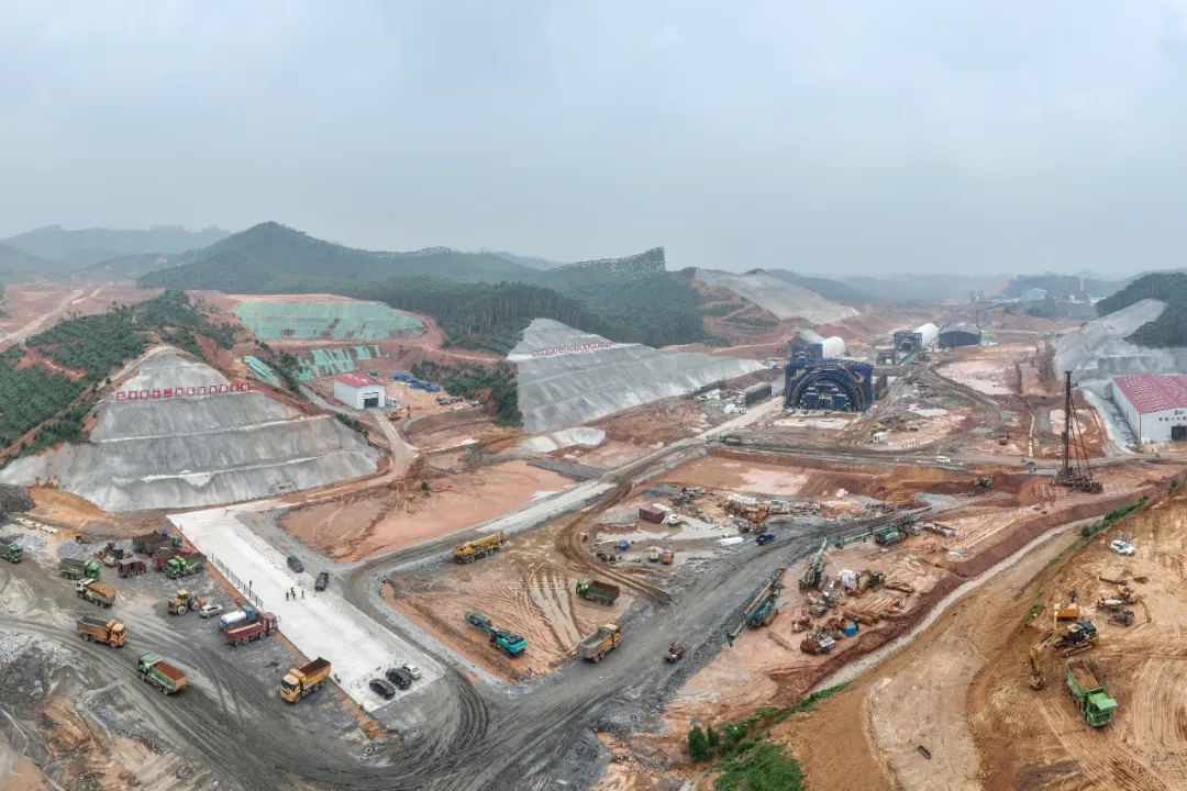 目前，位于肇庆高要区的关于珠三角枢纽（广州新）机场工程的配套项目正加快推进。图源：高要发布