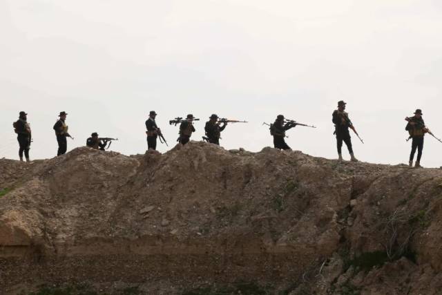 ▲2024年3月10日，伊拉克军方人员在迪亚拉省参与追捕“伊斯兰国”武装分子的行动 图/新华社