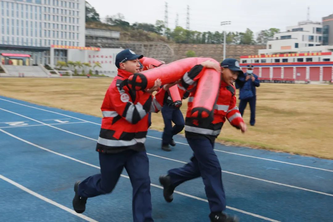 香港消防学员体验400米物资疏散操