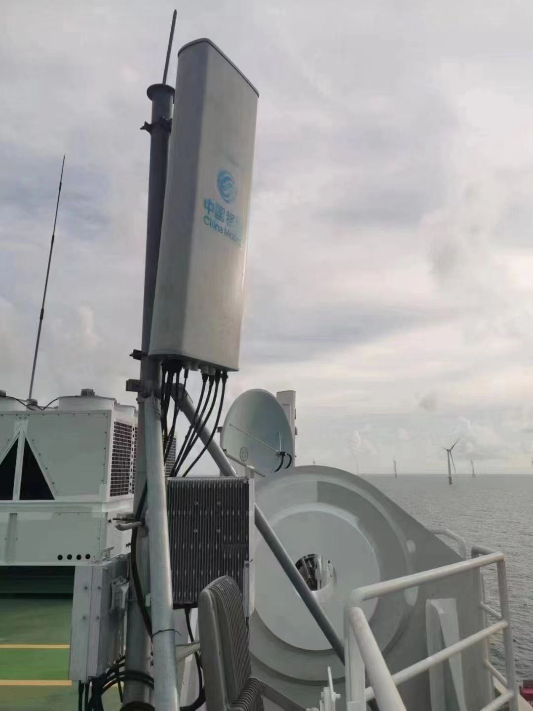 广东移动在南鹏岛海上升压站平台建成700Mhz 5G基站（受访者供图）