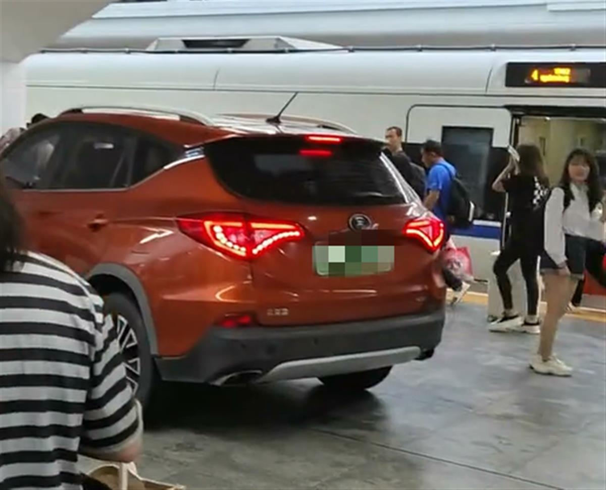 火车站违禁品规定_火车站违规物品怎么处理_私家车开上火车站站台？深圳站道歉