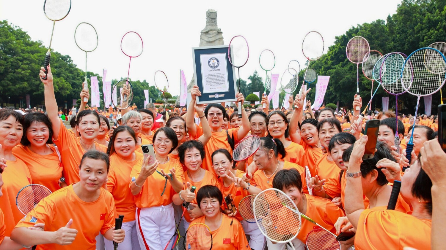 百城迎全运！万人羽毛球操挑战吉尼斯世界纪录诞生