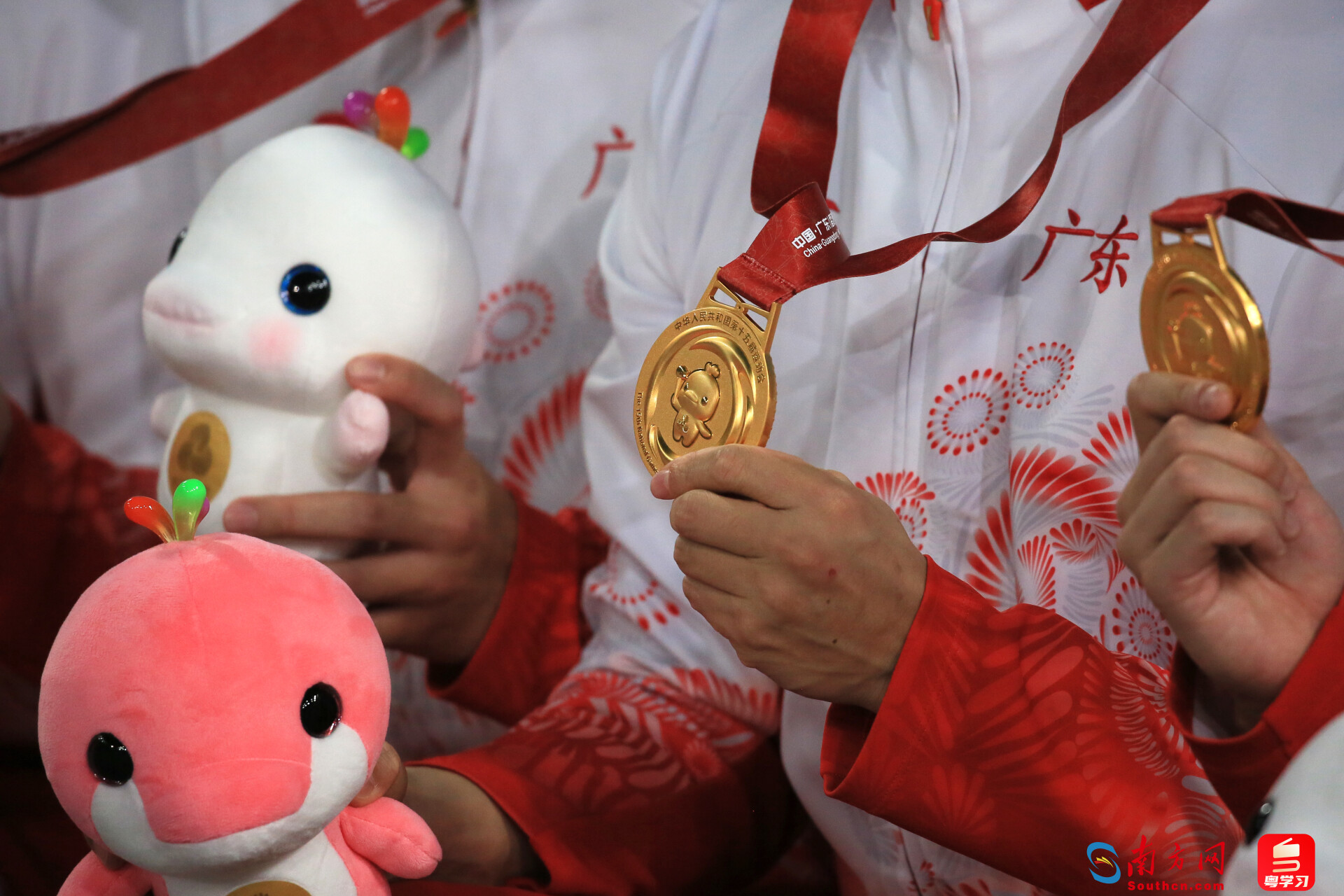 获奖选手同时收获一只十五运会吉祥物玩偶。