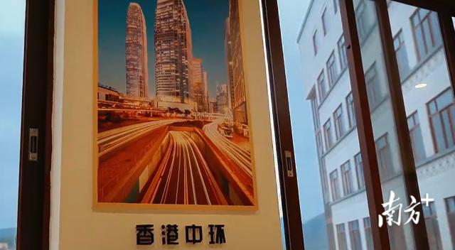 养老中心挂着香港中环的图片。视频截图 养老中心挂着香港中环的图片。视频截图