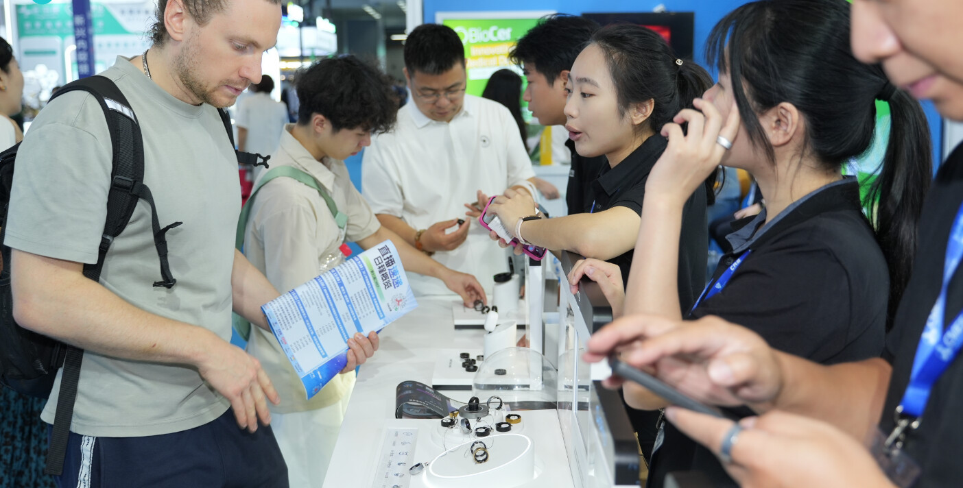 友宏医疗工作人员向参展者介绍产品