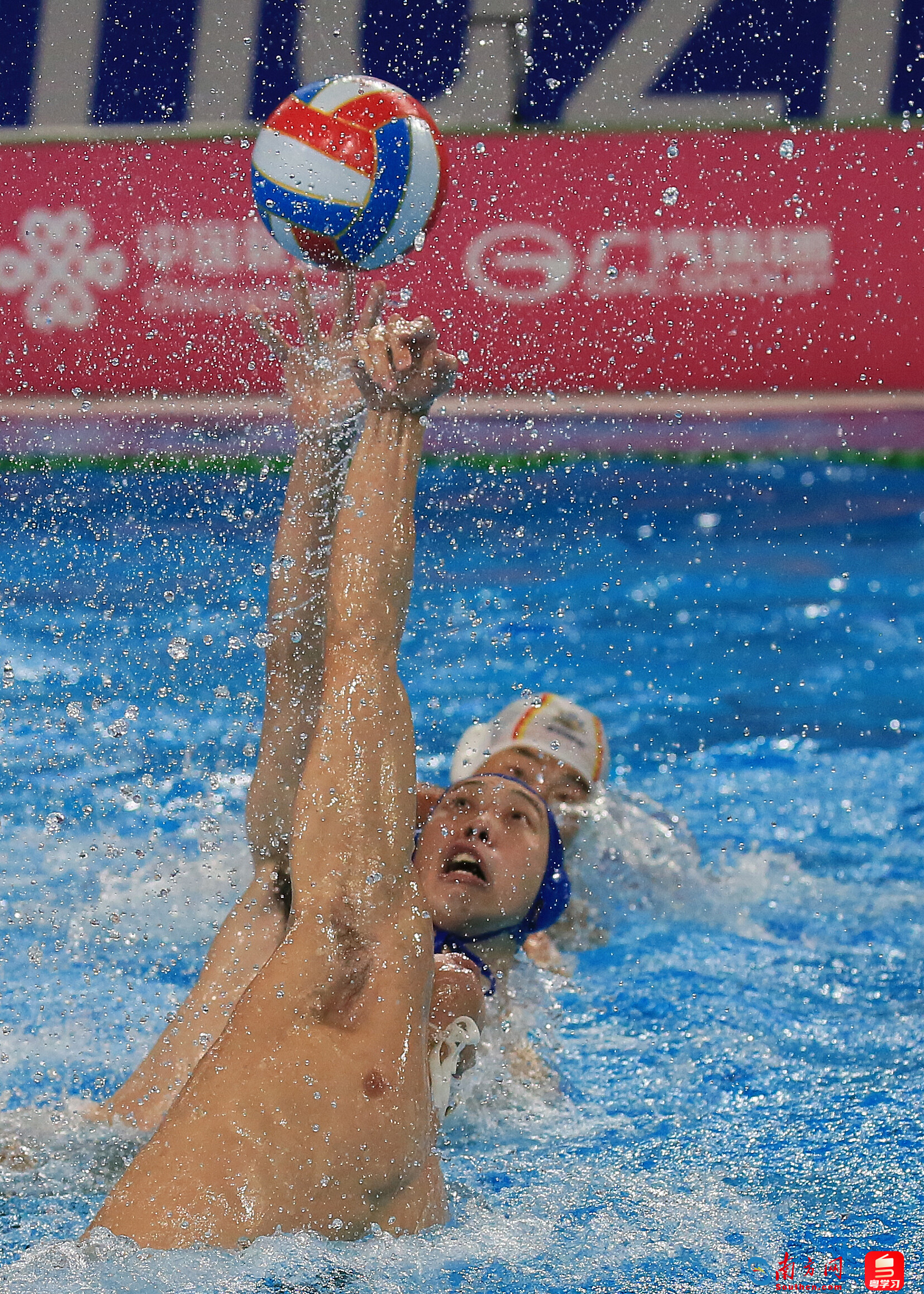 双方在比赛中进行激烈的身体对抗。