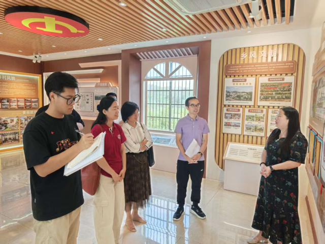团队成员正在开展调研。 团队成员正在开展调研。