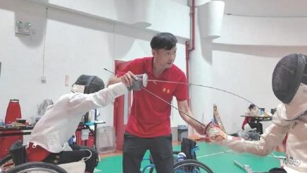 他跑遍康复医院和机构，为广东选拔培养“轮椅剑客”